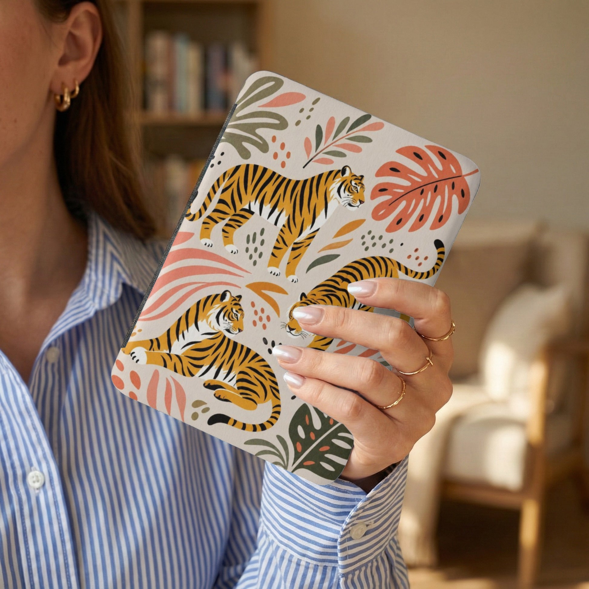Device case with a beige background and a pattern of tigers and tropical leaves.