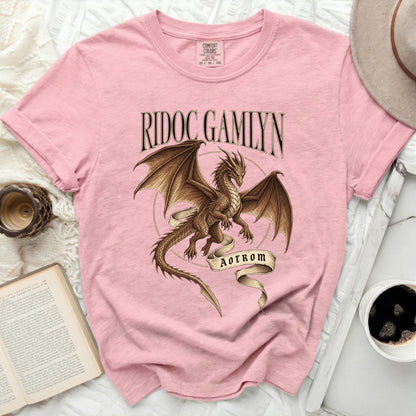 Pink t-shirt with a dragon graphic and text "RIDOC GAMLYN AOTROM".