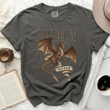 Grey t-shirt with "RIDOG GAMLYN AOTROM" text and a brown dragon design.