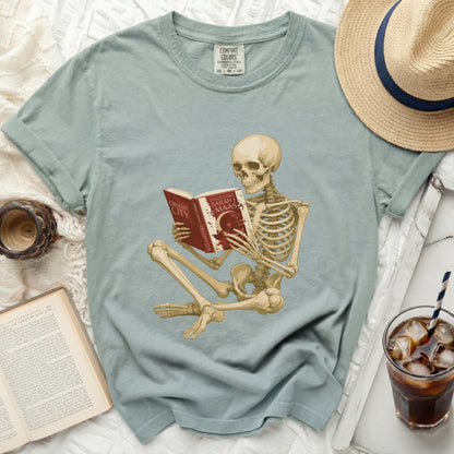 Skeleton reading "Crescent City" by Sarah J. Maas on a t-shirt.