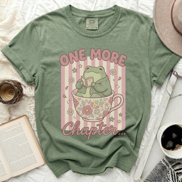 Cozy Reader Frog Teacup Tee in Moss