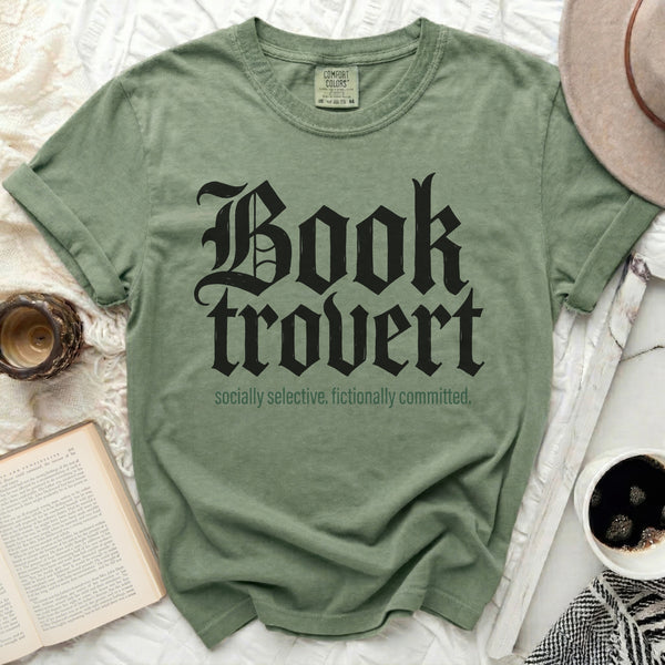 Booktrovert Tee in Moss