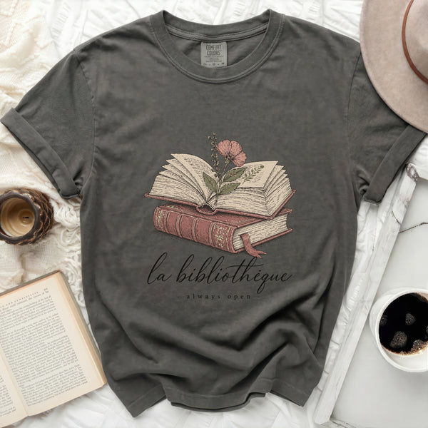La Bibliothèque Tee in Pepper