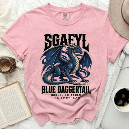 Pink t-shirt with a blue dragon graphic and the text SGAEYL, BLUE DAGGERTAIL, BONDED TO XADEN, THE EMPYREAN.
