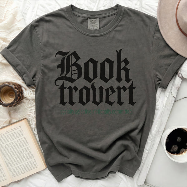 Booktrovert Tee in Pepper