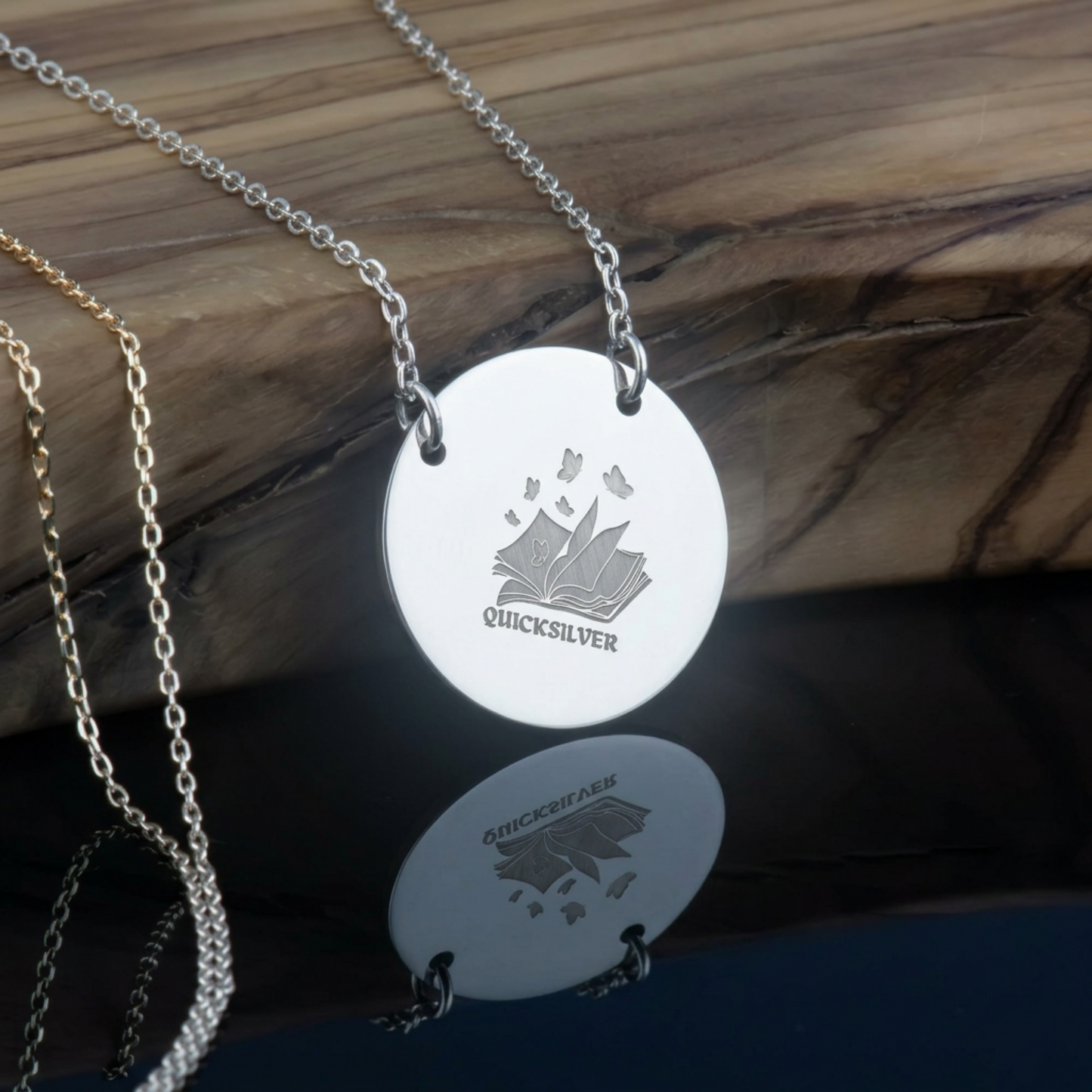 Saeris Fane Butterfly Circle Necklace