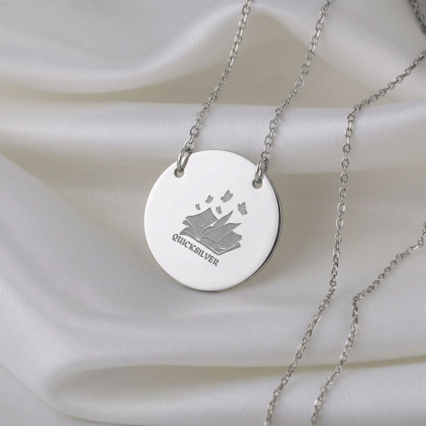 Saeris Fane Butterfly Circle Necklace