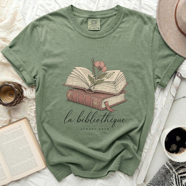 La Bibliothèque Tee in Moss