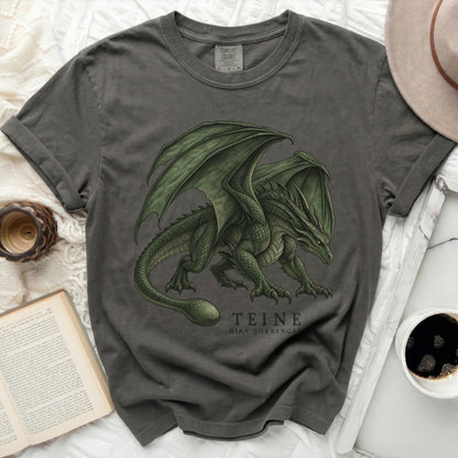 Dark gray t-shirt with a green dragon graphic and text "TEINE MIRA SORRENGALI".