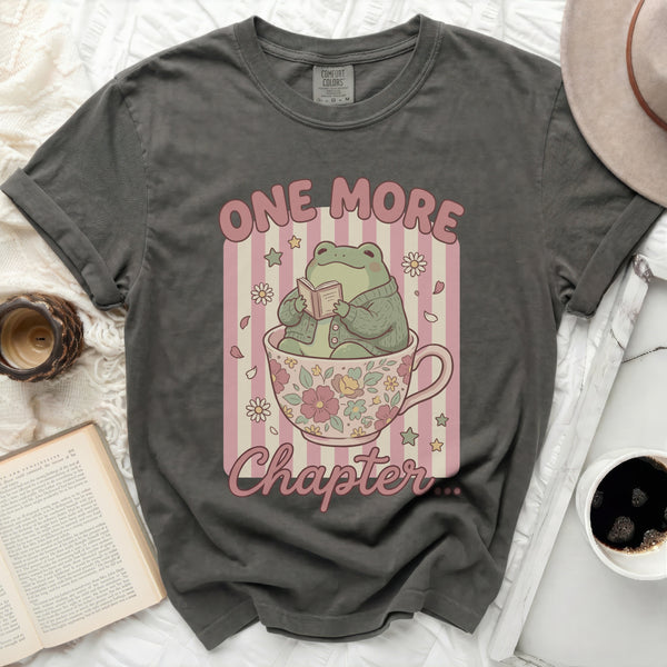 Cozy Reader Frog Teacup Tee in Pepper