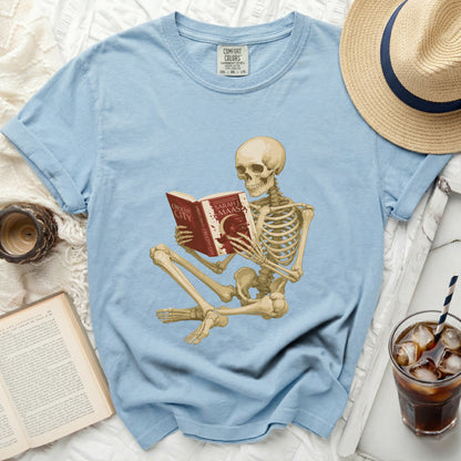 Skeleton reading "Crescent City" by Sarah J. Maas on a t-shirt.