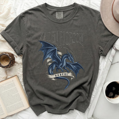 Dark grey t-shirt with "Xaden Riorson" and a blue dragon with "Sgaeyl".