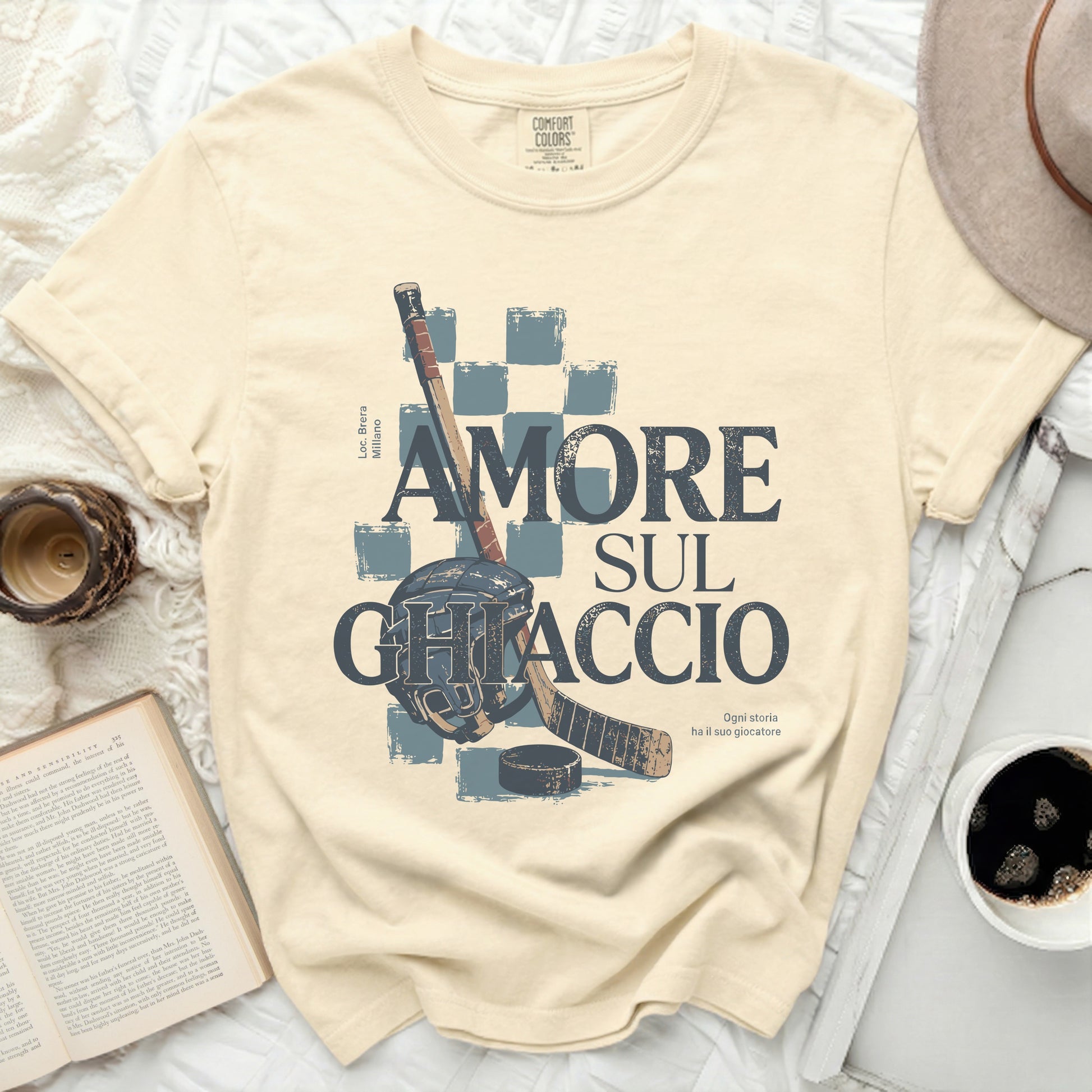 T-shirt with "Amore Sul Ghiaccio" text and hockey gear graphic.