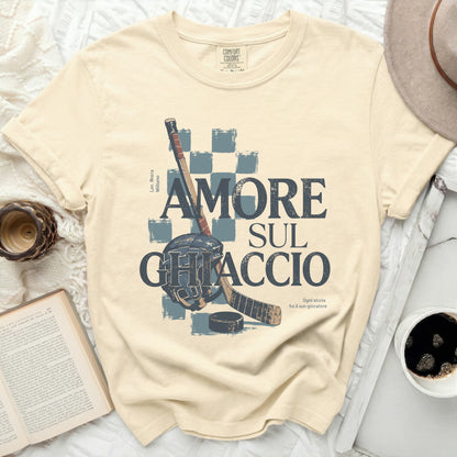 T-shirt with "Amore Sul Ghiaccio" text and hockey gear graphic.