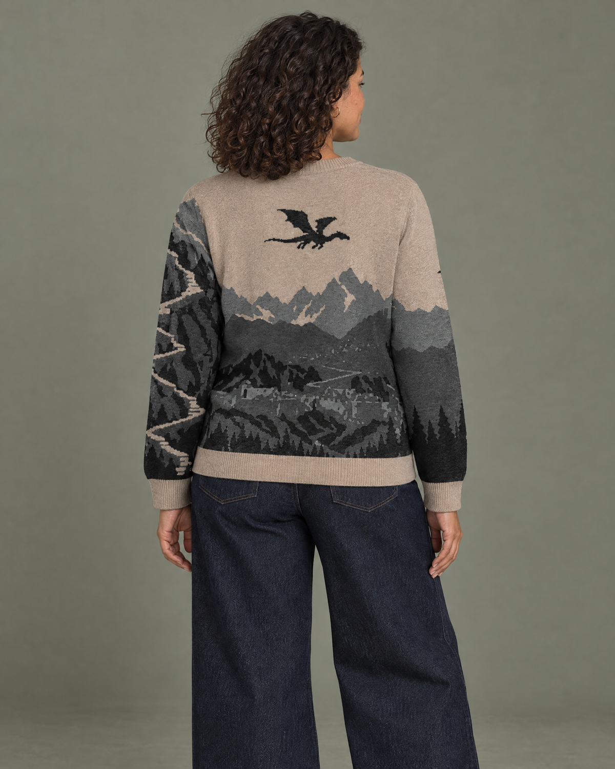 Aretia knitted sweater, back with mountain panorama and dragon